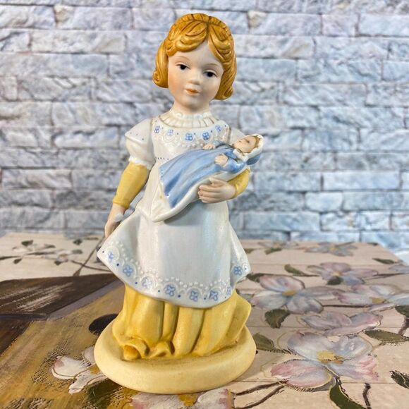 Avon Vintage 1981 Porcelain Figurine A Mother's Love Limited Edition - Picture 1 of 6
